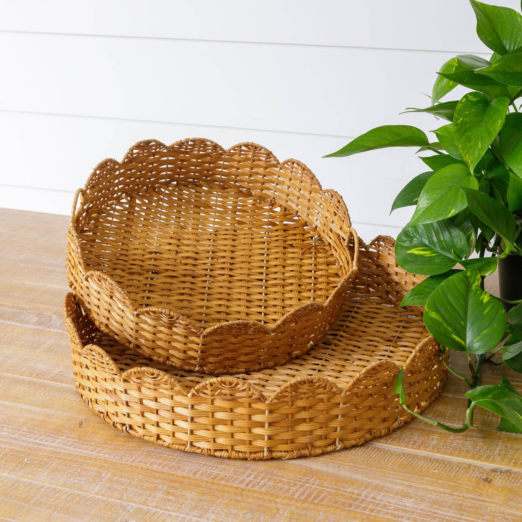 Round Scalloped Woven Trays