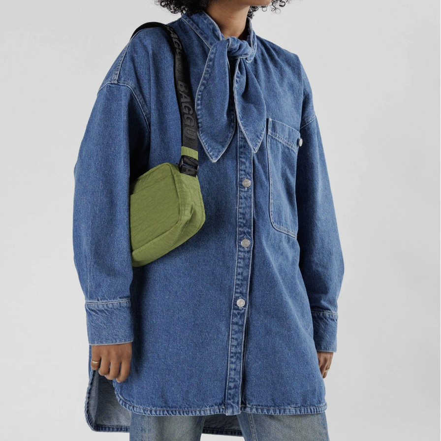 BAGGU duck bag in dark denim blue, Women's Fashion, Bags & Wallets,  Shoulder Bags on Carousell