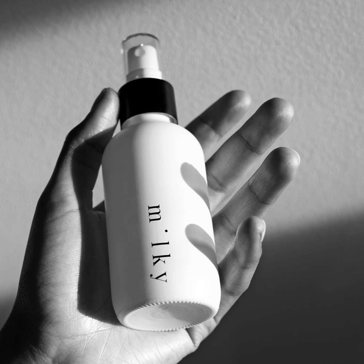 Riddle Milky Spray Lotion 120ml bottle in a person&#39;s hand